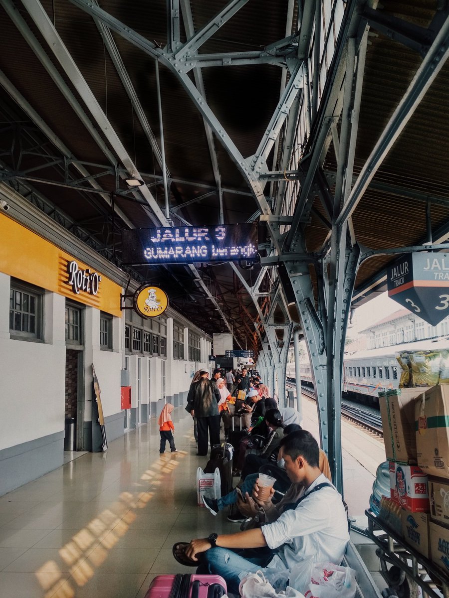 sempatmikir's tweet photo. Suasana mudik dgn kereta emang selalu punya cerita tersendiri ya di setiap perjalanannya. Lagi rindu bgt dan akhirnya iseng ngulik beberapa foto tahun lalu lagi saat mudik ke Lumajang, Surabaya, jauh sebelum adanya pandemi ini😔
#shootonphone 
#redmi4x https://t.co/ObpN4lcy07