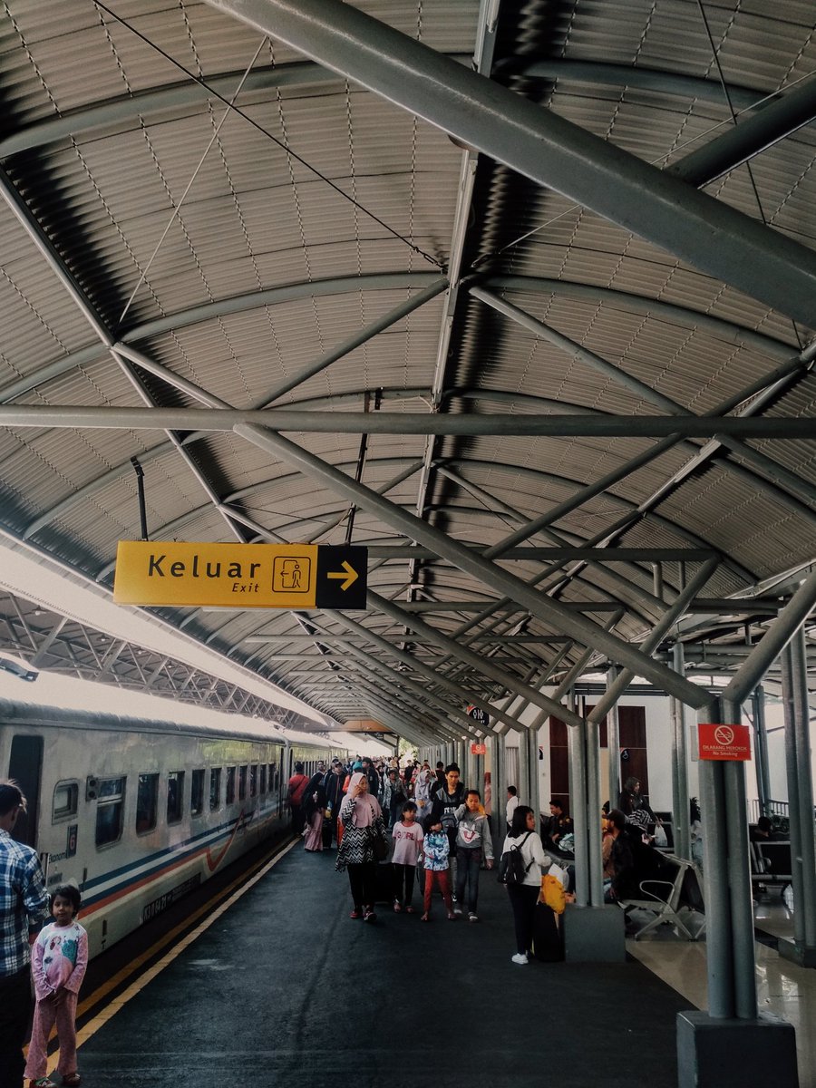 sempatmikir's tweet photo. Suasana mudik dgn kereta emang selalu punya cerita tersendiri ya di setiap perjalanannya. Lagi rindu bgt dan akhirnya iseng ngulik beberapa foto tahun lalu lagi saat mudik ke Lumajang, Surabaya, jauh sebelum adanya pandemi ini😔
#shootonphone 
#redmi4x https://t.co/ObpN4lcy07