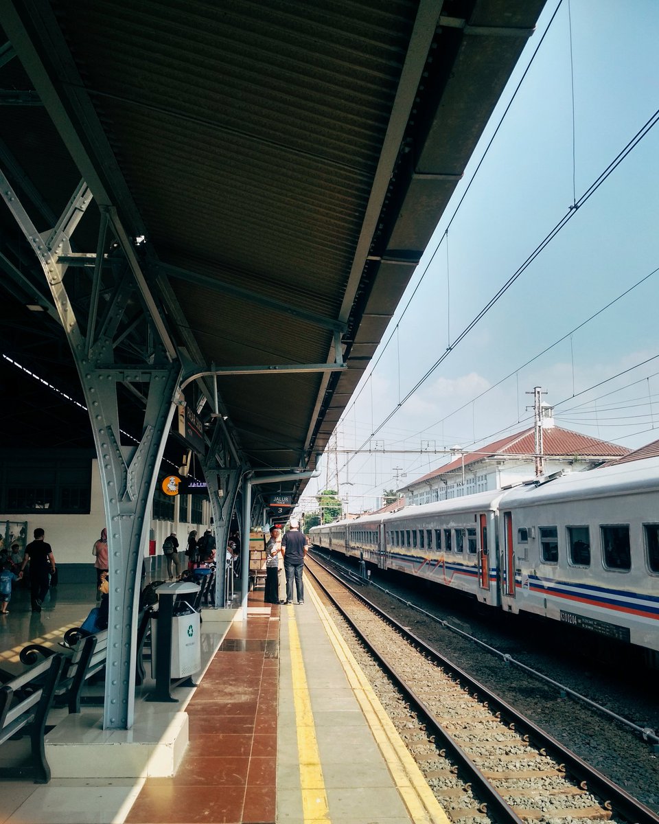 sempatmikir's tweet photo. Suasana mudik dgn kereta emang selalu punya cerita tersendiri ya di setiap perjalanannya. Lagi rindu bgt dan akhirnya iseng ngulik beberapa foto tahun lalu lagi saat mudik ke Lumajang, Surabaya, jauh sebelum adanya pandemi ini😔
#shootonphone 
#redmi4x https://t.co/ObpN4lcy07