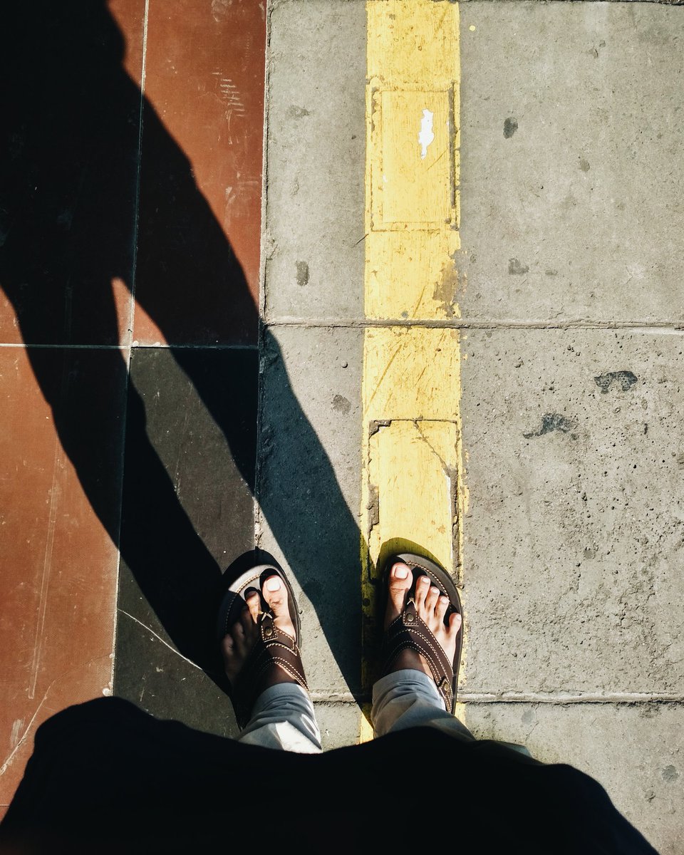 sempatmikir's tweet photo. Suasana mudik dgn kereta emang selalu punya cerita tersendiri ya di setiap perjalanannya. Lagi rindu bgt dan akhirnya iseng ngulik beberapa foto tahun lalu lagi saat mudik ke Lumajang, Surabaya, jauh sebelum adanya pandemi ini😔
#shootonphone 
#redmi4x https://t.co/ObpN4lcy07