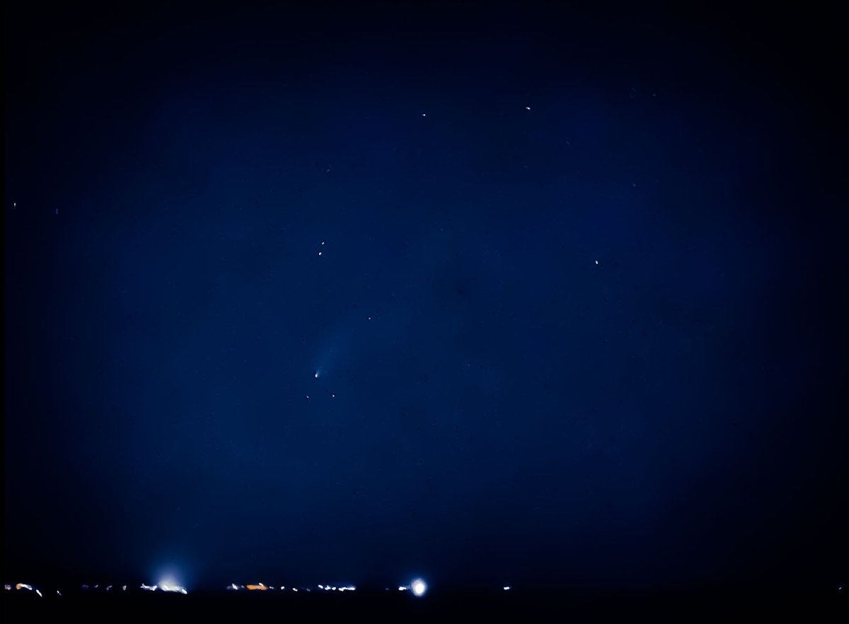 AmityBeans's tweet photo. ☄️🤩

#neowise #NeowiseComet #cometNEOWISE #neowisec2020F3 #comet https://t.co/SzFUhq1GRA