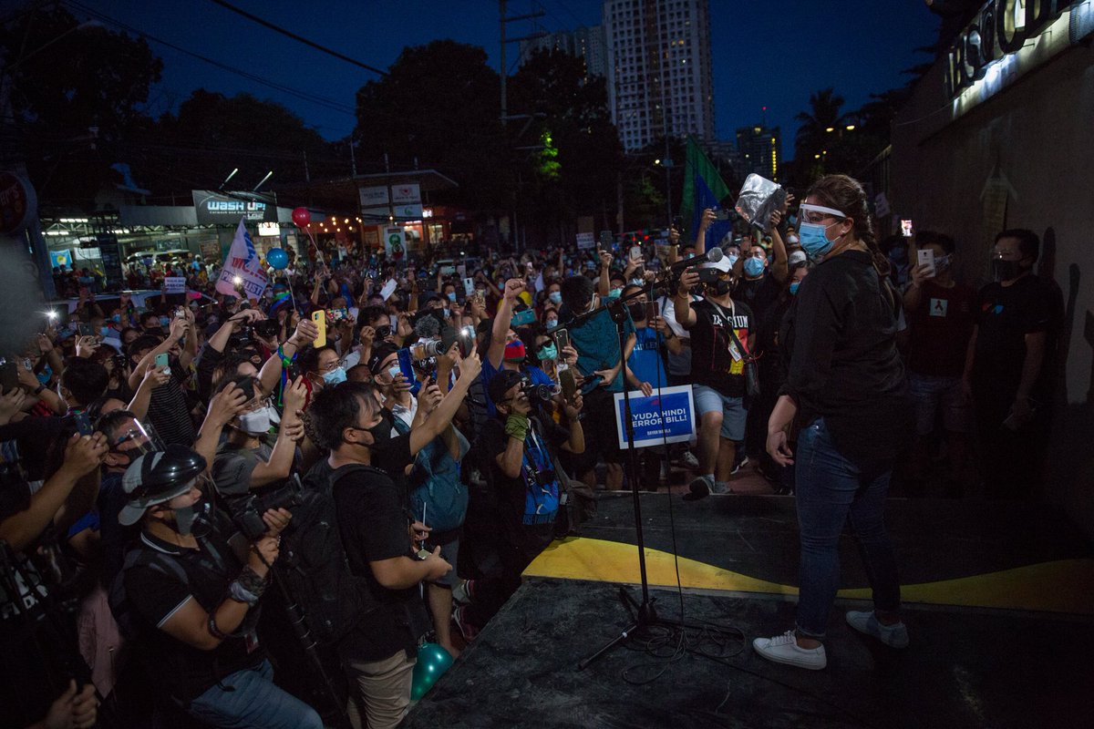 raffylerma's tweet photo. Employess, celebrities and supporters of media network ABS-CBN show their dissent a week after Congress rejected their franchise renewal in a noise barrage and motorcade outside the ABS-CBN compound in Quezon City.

#standwithabscbn #defendpressfreedom https://t.co/63vJjmIfBh
