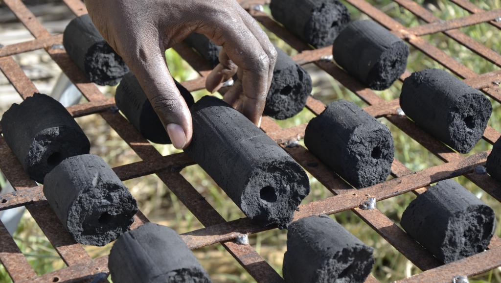 MamadouSowICRC's tweet photo. If you don't have faith in #Africa and hope for its future, it's because you have't interacted with its youth.

Four students from Senegal (Thierno S.N. Sy, Ibrahima Ndong, François Sagna &amp; Alpha Diallo) created a bio-charcoal from agricultural residues &amp; household garbage.👇🏿 https://t.co/Oz7jfutpIp