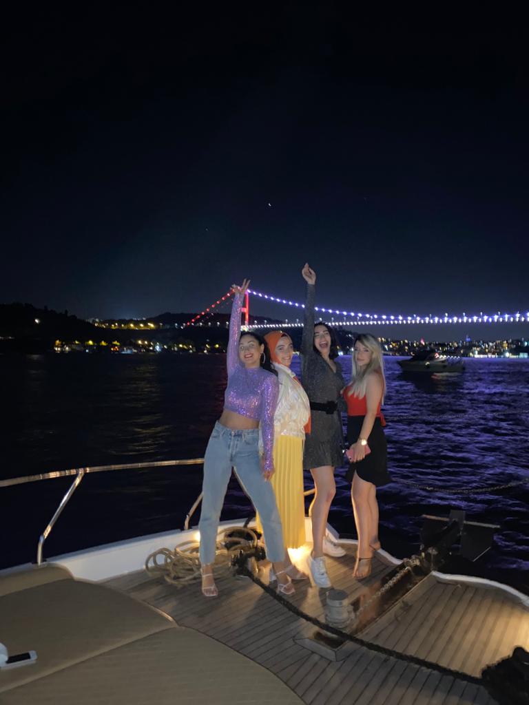 serenaydiiin's tweet image. teknede nasıl poz verilmez, nasıl fotoğraf çekilmez adlı çalışmamız. Olsun her baktığımda içimi ısıtacak bir andı her an yanımda olmasını istediklerim ile🌺 #wegraduated