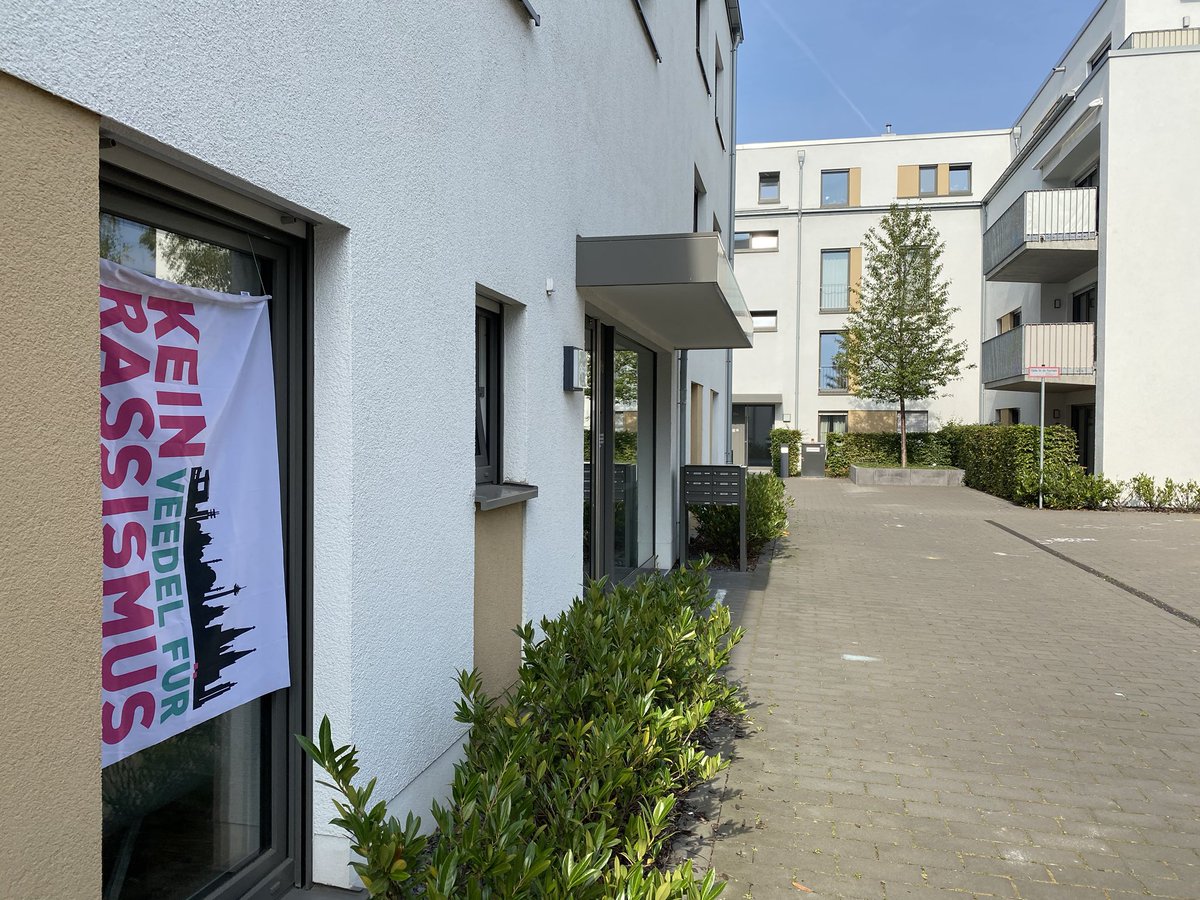 Eine von #11000Fahnen hängt jetzt auch bei uns. Kein Veedel für Rasissmus! <a href="/forCologne/">Kein Veedel für Rassismus</a>