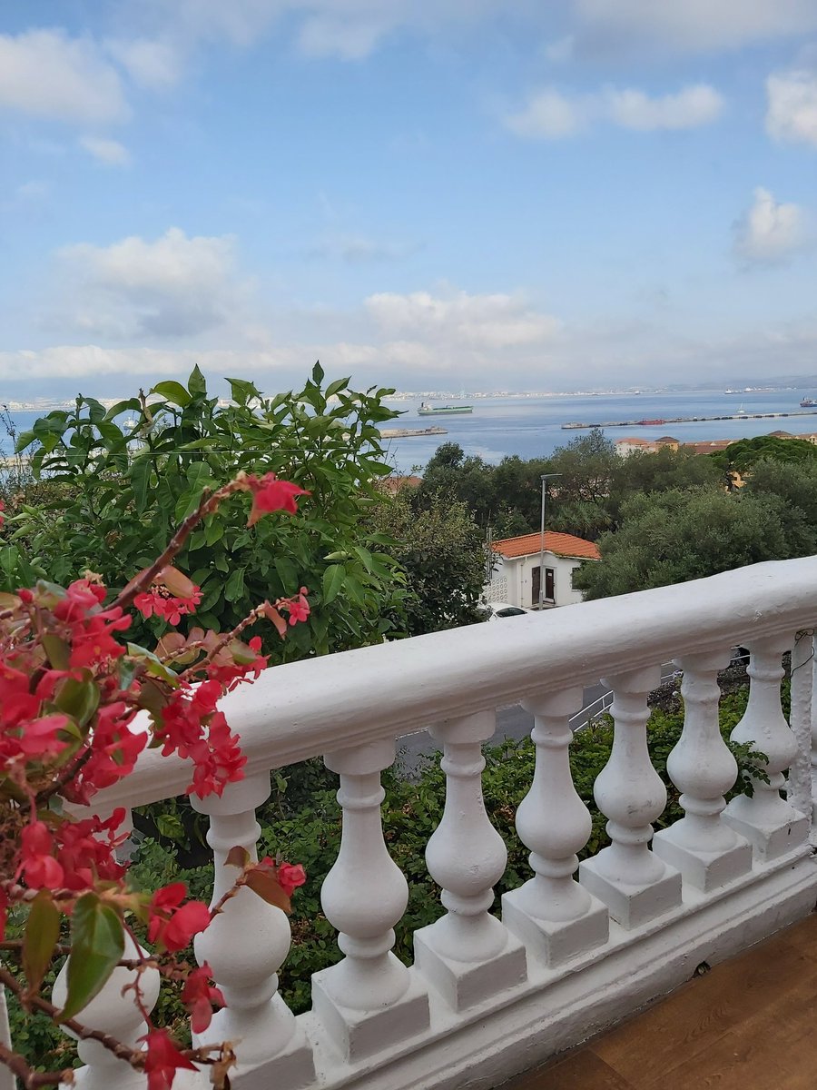 ¡Que tengas un feliz domingo! Nosotros aún disfrutando de estas vistas y de #GibraltarExperience2020 💙💙💙 @RockHotelGib