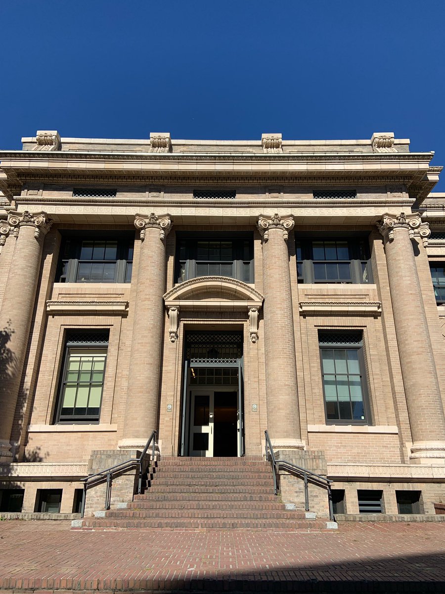 dubdumps's tweet photo. A: architecture hall https://t.co/krYvMaIO2S