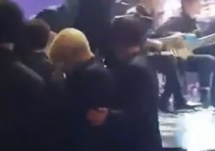 kmgoogiemimi_'s tweet photo. holding each other by the waist and pulling the other close to them is a jikook thing ~~ [ a thread ] https://t.co/TKK7zGRrnj