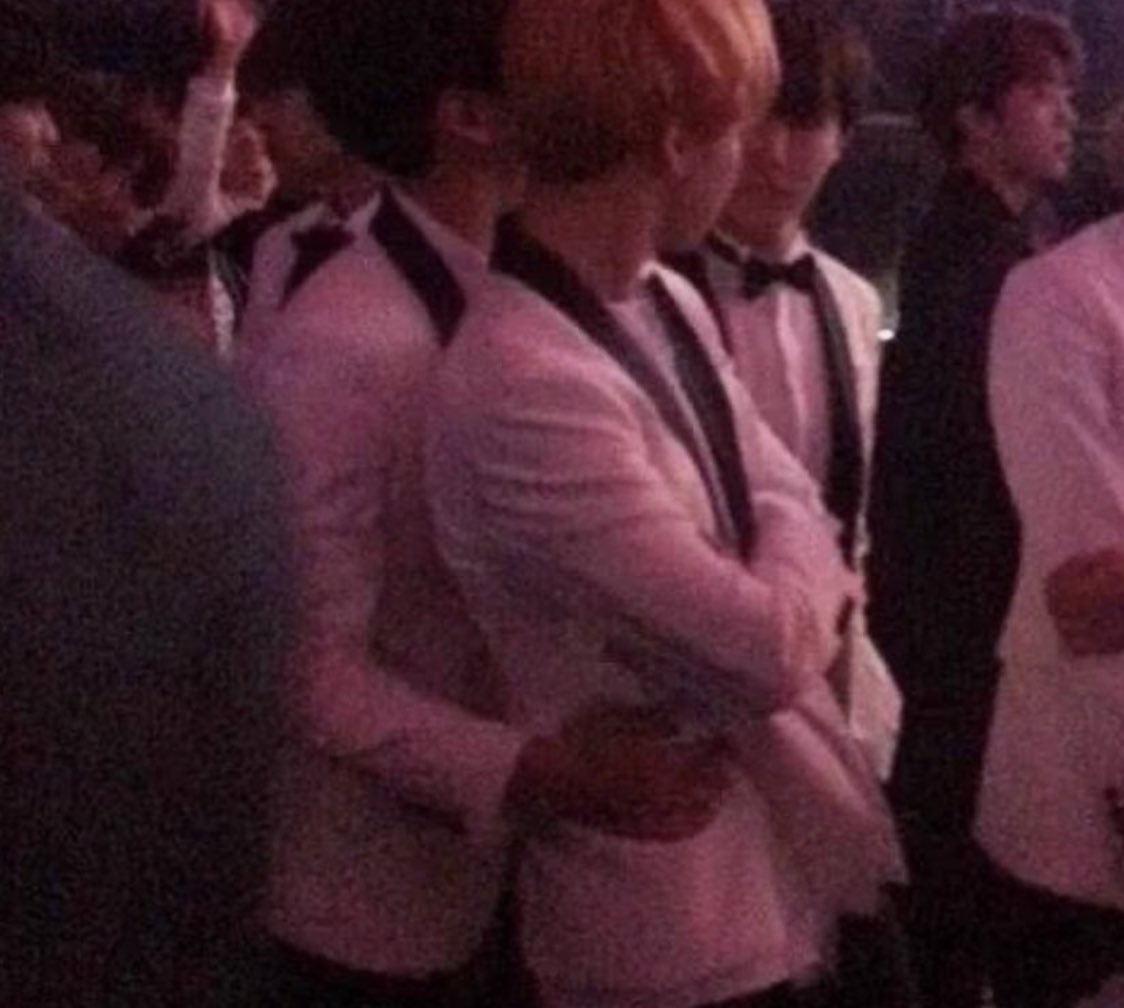 kmgoogiemimi_'s tweet photo. holding each other by the waist and pulling the other close to them is a jikook thing ~~ [ a thread ] https://t.co/TKK7zGRrnj
