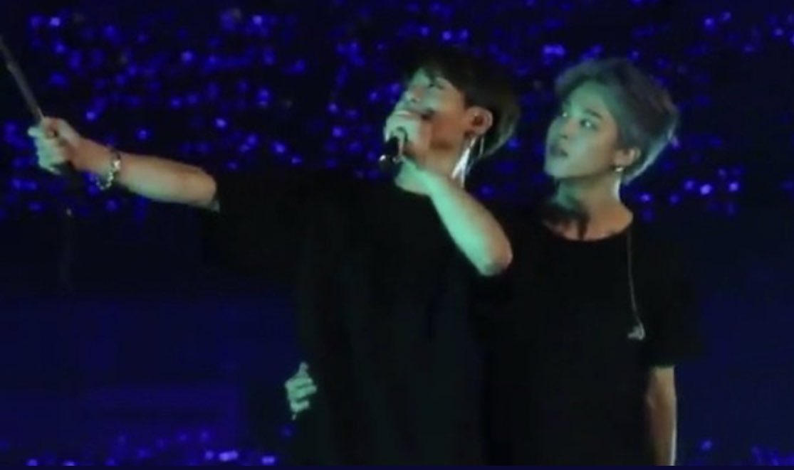 kmgoogiemimi_'s tweet photo. holding each other by the waist and pulling the other close to them is a jikook thing ~~ [ a thread ] https://t.co/TKK7zGRrnj