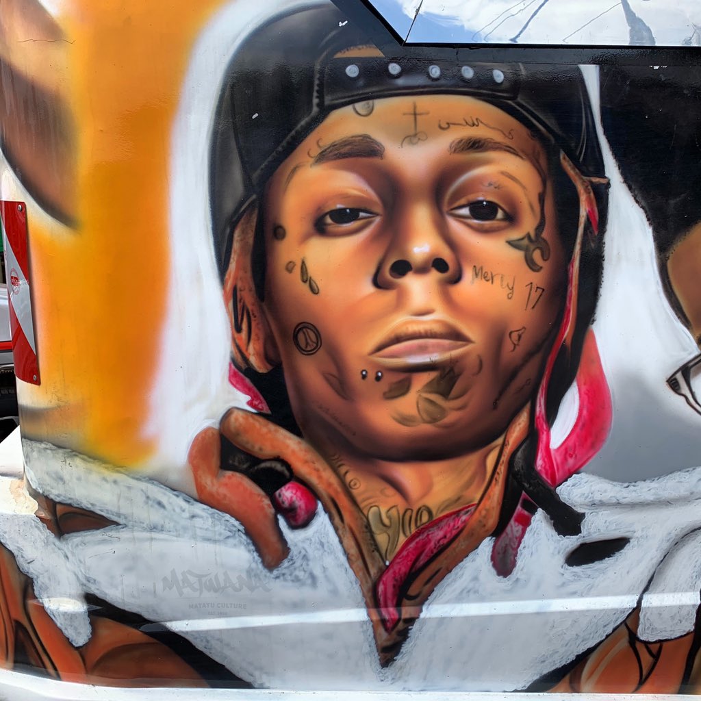 MatwanaCulture's tweet photo. All up in they face like the eye doctor..
Art Attack : @LilTunechi airbrush portrait by #FastaMan
#Matatu #LongLiveTheMatatuCulture
#MatwanaMatatuCulture https://t.co/1yiz4DS0Ne https://t.co/VwVY0hWmu6