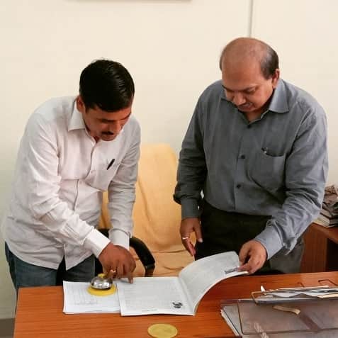 Akhileshdbnt's tweet photo. दीनदयाल उपाध्याय विश्वविद्यालय गोरखपुर में योग विभाग के विभागाध्यक्ष ,सहज ब्यक्तित्व, सम्माननीय प्रोफेसर द्वारका नाथ जी से भेंट हुई योग पर एक अच्छी चर्चा हुई ,मिलकर बड़ी प्रसन्नता के साथ साथ ऊर्जा की अनुभूति हुई।
(छायाचित्र जुलाई 2019) @DhananjaiKm @usha_shukla1612 https://t.co/gcgfMNLdnM