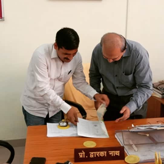 Akhileshdbnt's tweet photo. दीनदयाल उपाध्याय विश्वविद्यालय गोरखपुर में योग विभाग के विभागाध्यक्ष ,सहज ब्यक्तित्व, सम्माननीय प्रोफेसर द्वारका नाथ जी से भेंट हुई योग पर एक अच्छी चर्चा हुई ,मिलकर बड़ी प्रसन्नता के साथ साथ ऊर्जा की अनुभूति हुई।
(छायाचित्र जुलाई 2019) @DhananjaiKm @usha_shukla1612 https://t.co/gcgfMNLdnM