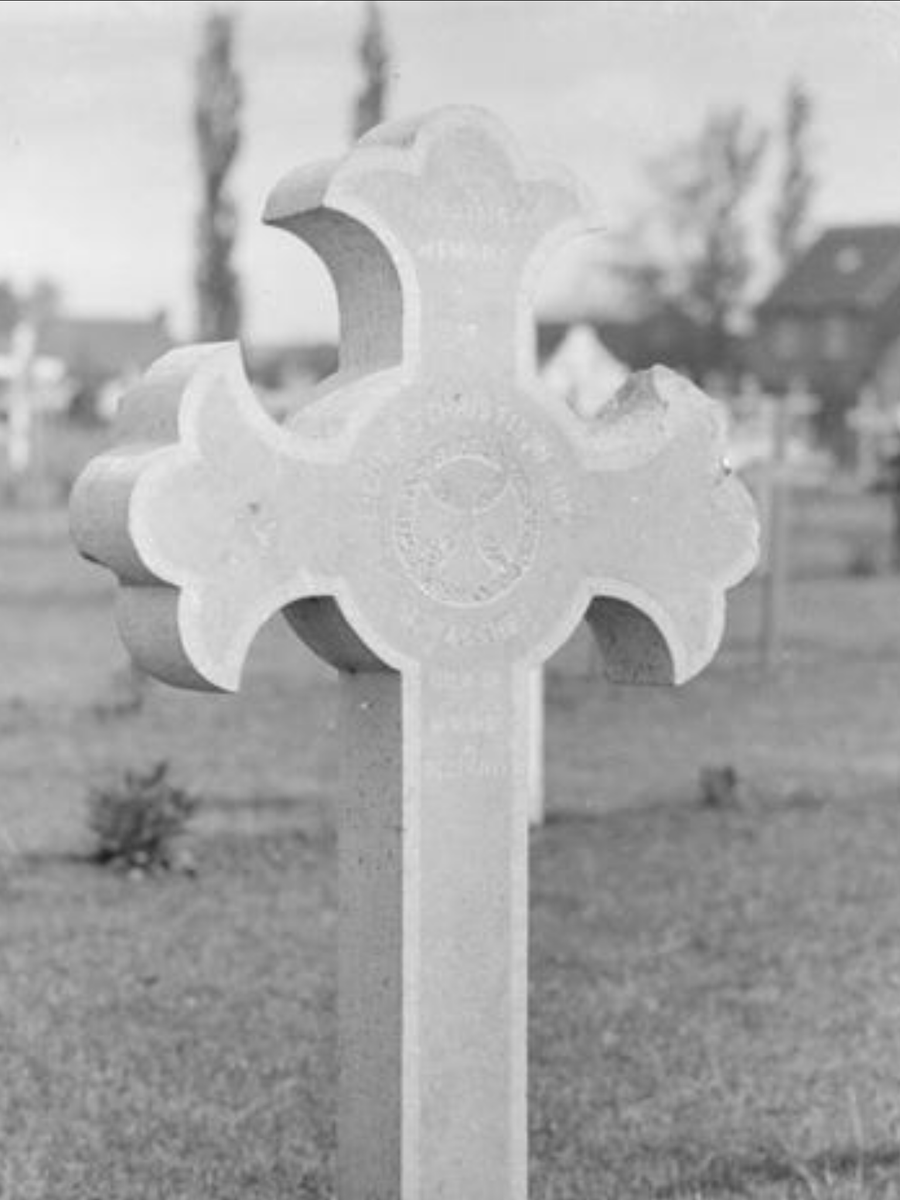 Images showed VLAMERTINGHE NEW MILITARY CEMETERY shortly after the end of the war, graves show their original markers. Wondered if I could read name on the ”stone” Zooming in shows the name Lieutenant Christison