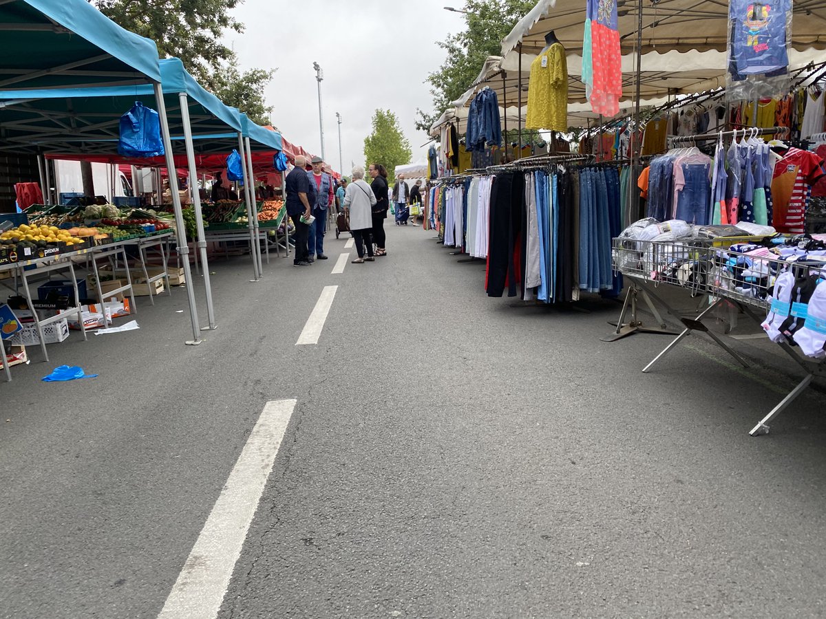 NLavallard's tweet photo. #7hdumat Tirage au sort, installation, discutions... Voir pour comprendre, comprendre pour décider ! Merci à Omar Lamrini, président de la fédération des marchés, de m'accompagner lors de cette première visite d'une longue série. #Marchés #colvert 
@AmiensMetropole https://t.co/tPbEhkVyg3