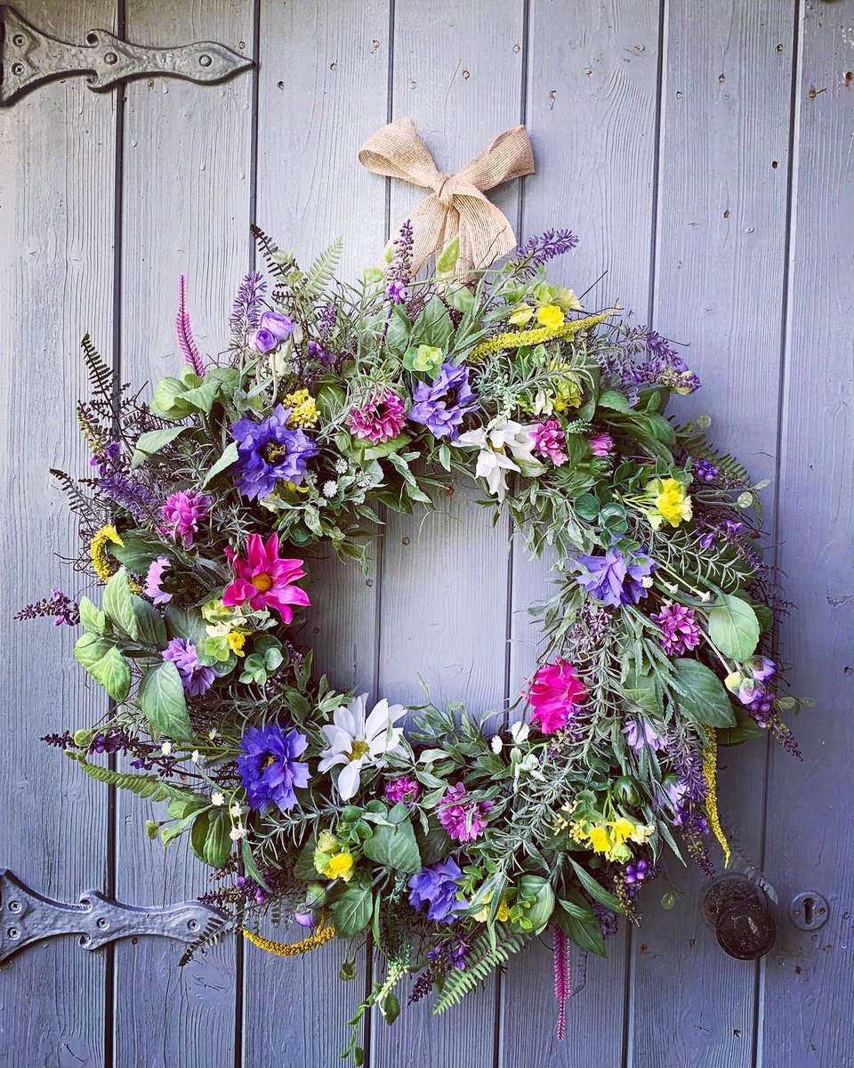 Jas_LilyWreaths's tweet photo. Good morning! The sun is shining again and it’s going to be a beautiful day! ☀️ My latest Wild Flowers Floral Wreath will be sure to add some summer vibes to your home!
#UKGiftHour #UKGiftAM #mumsatworkhour #sundayvibes
https://t.co/kSgcKHrqLg https://t.co/DuIO1mhzfs