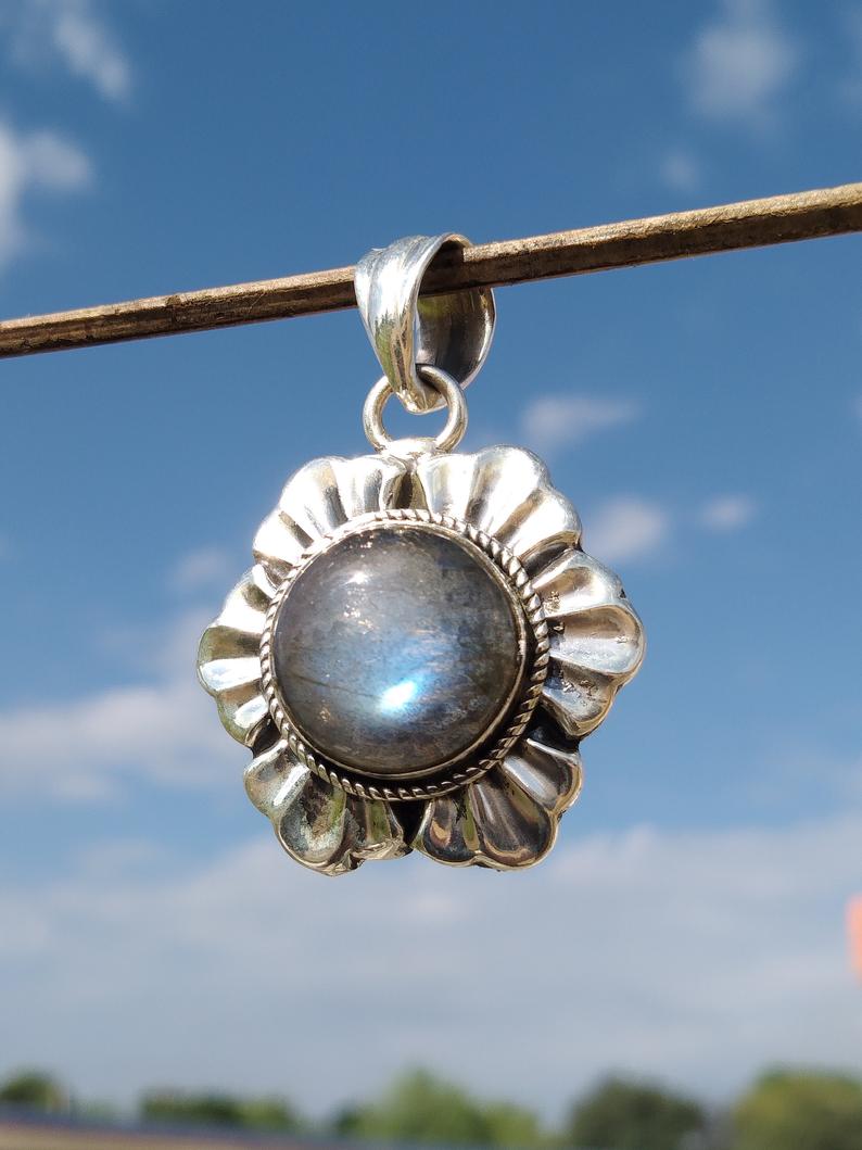 PriyaSh91439018's tweet photo. Blue Labradorite pendant
Buy At
https://t.co/tpmKKbsnC6
#labradoritependant #labradoritejewelry #925silverpendant #labradoritesilverpendant #silverlabradoritependant #giftforher #bluestonependant #healingpendant #eengagementpendant #midipendant #giftideas #wife #usa #uk https://t.co/xMdy7l58kq