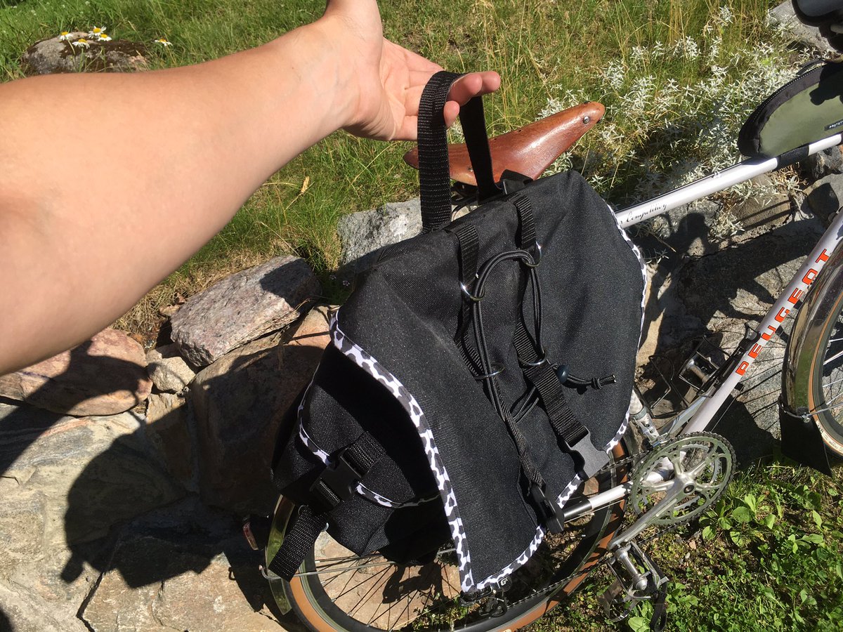 PrototypeBags's tweet photo. Side pockets, dual purpose carry handle / attachment system and intentionally overpacked to the max.

#bikepacking #saddlebag https://t.co/z06W4VHWmL