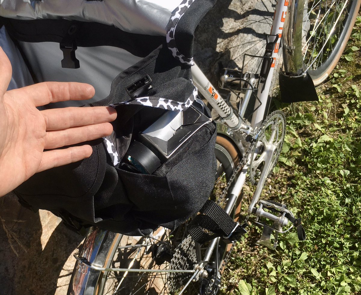 PrototypeBags's tweet photo. Side pockets, dual purpose carry handle / attachment system and intentionally overpacked to the max.

#bikepacking #saddlebag https://t.co/z06W4VHWmL