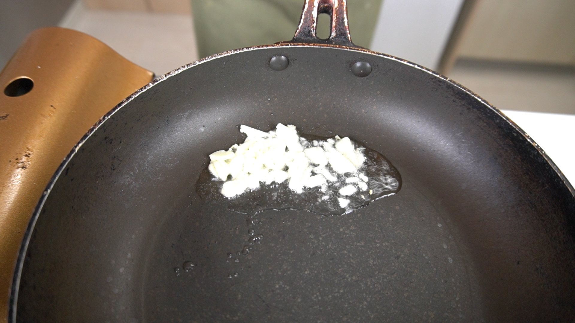 リュウジ 料理のおにいさんバズレシピ 酒蒸しは煮汁を煮詰めると濃厚なソースと化し いつもの何倍も美味しくなるのです 五右衛門級の酒泥棒 至高の酒蒸し にんにく1片を油小さじ1で炒め あさり2g 酒60cc入れ蓋をし蒸します あさりが開いたら皿