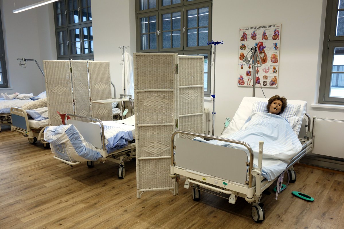 This week has been very exciting. Due to Covid-19, the final exam for nursing students was not allowed to be performed on real patients. So I volunteered to play them. Therefor I took on different roles in order to make them authentic. 
#hospital