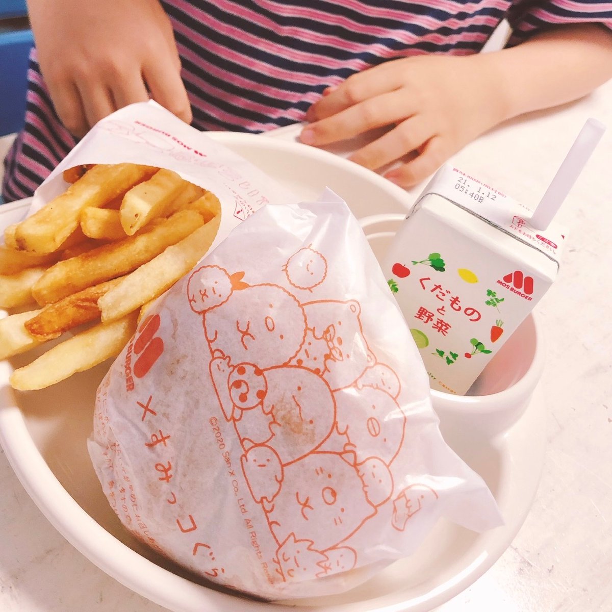 えーおん モスのワイワイセット モスバーガー ミートソースが美味しい とペロリ ハンバーガーの包み紙もすみっコで 美味しく癒されました すみッコのペーパークラフト さっそく組み立てて飾りました すみっコぐらし