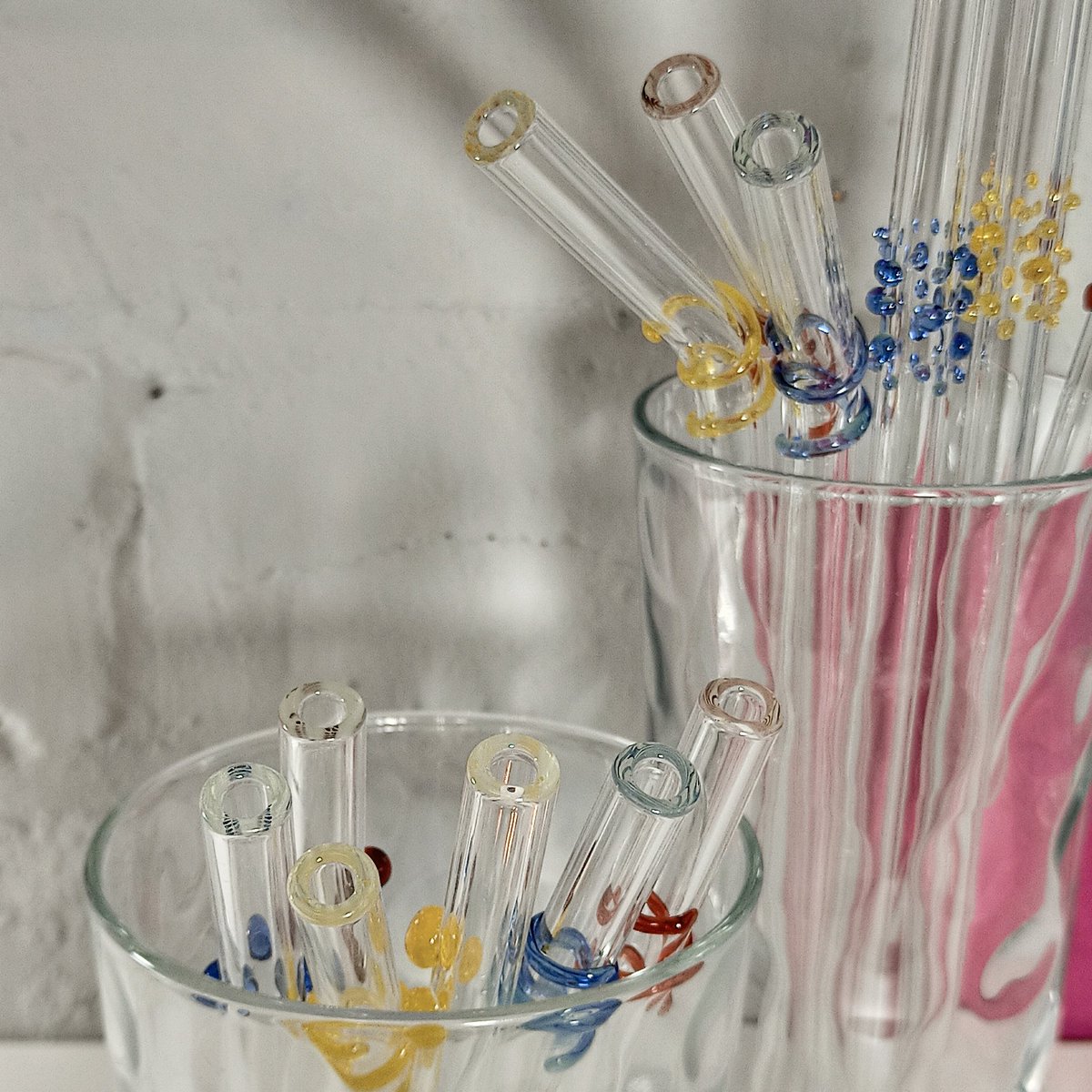 ScarletImpress1's tweet photo. @mumsatwork1 @JRooneyArt @Jas_LilyWreaths @SarahBenning2 @CauldronCandles @Ness_SeaGlass @goodytraining @DympnaArmitage @ArmaghMum @ZebraMingo Good morning #mumsatworkhour
I've been making reusable glass straws all week and now I'm working through some commissions.
I have one to take out the kiln in a moment that I will be able to show off. https://t.co/jsJLycpM7y