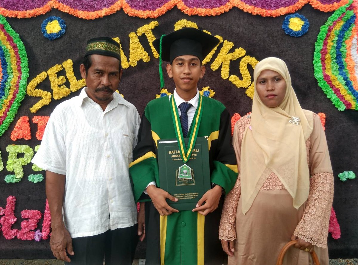 Disaat rasa malas menyapa, ingatlah mereka berdua yang selalu memberimu semangat dan tanpa mengeluh sedikit demi kesuksesan dirimu. Ingat Den!, masih ada mareka berdua yang harus kamu bahagiakan #memotivasidirisendiri 🤟