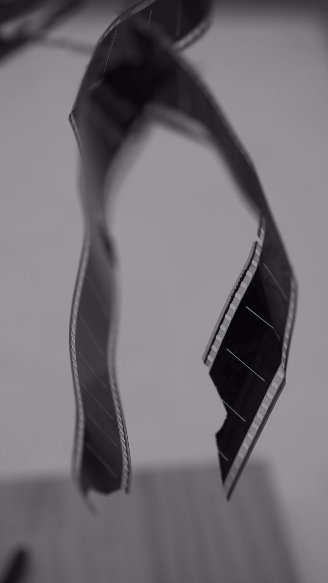 Kazu49bota's tweet photo. 工藤にとって難解な芸術作品に直面して、
理解しようとする前に、
どう切り撮ろうか？？
と写真家魂が起動した。

吉村尚子さんのインスタレーションより。
ギャラリー チフリグリ ＠chifuriguri さんで7/26まで開催中の
「フタリテン日常一会」にて。
※撮影許可頂いてます。 https://t.co/fYtfWV34i1
