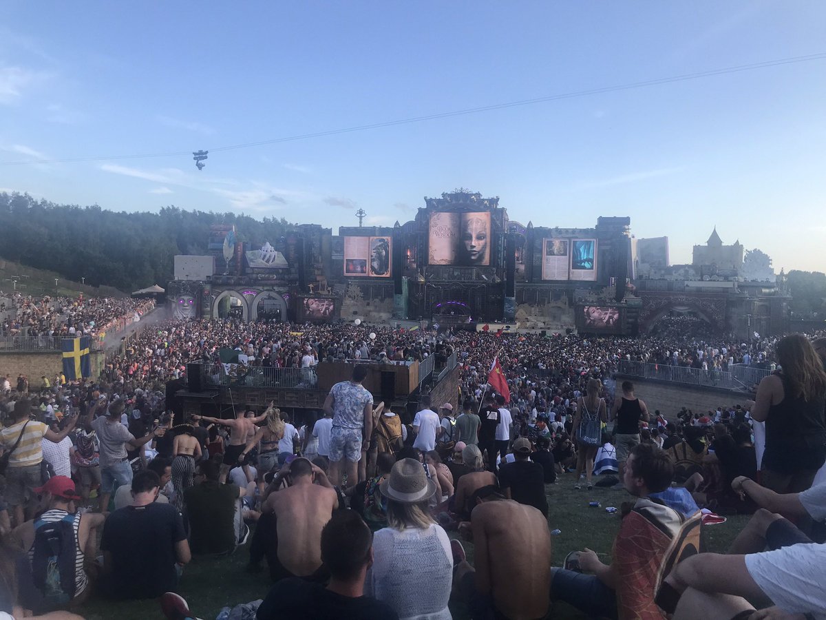melcrosato's tweet photo. To think that only 12 months ago today I was surrounded by people from around the world at Tomorrowland and now I don’t know when I’ll be able to see my family and I can’t leave the house without wearing a mask... https://t.co/PGstTuG3in