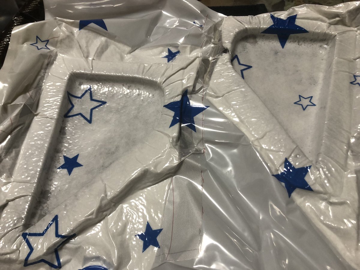 TTokita3's tweet photo. ボトムブラケットボックス製作 7~10目

FRPで雌型を製作
カーボンシート→ピールフライ→ブリーザーファブリックを貼り
ビニールバックに入れて真空にする
これから数時間釜焼き

#カーボンパーツ製作 #DIY #TTバイク #トラアスロンバイク #FELT #FELTIA #自粛生活 https://t.co/ExHck2R2eq