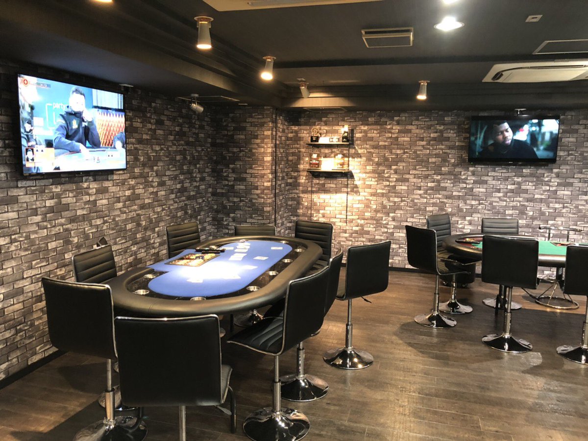 okayama_poker's tweet photo. ポーカーテーブル台はまだお借りしているものですが、トロフィー台も完成し、着々と内装も進んでます！
海外で獲得したトロフィーを飾ってます🏆 https://t.co/22v93yQisY