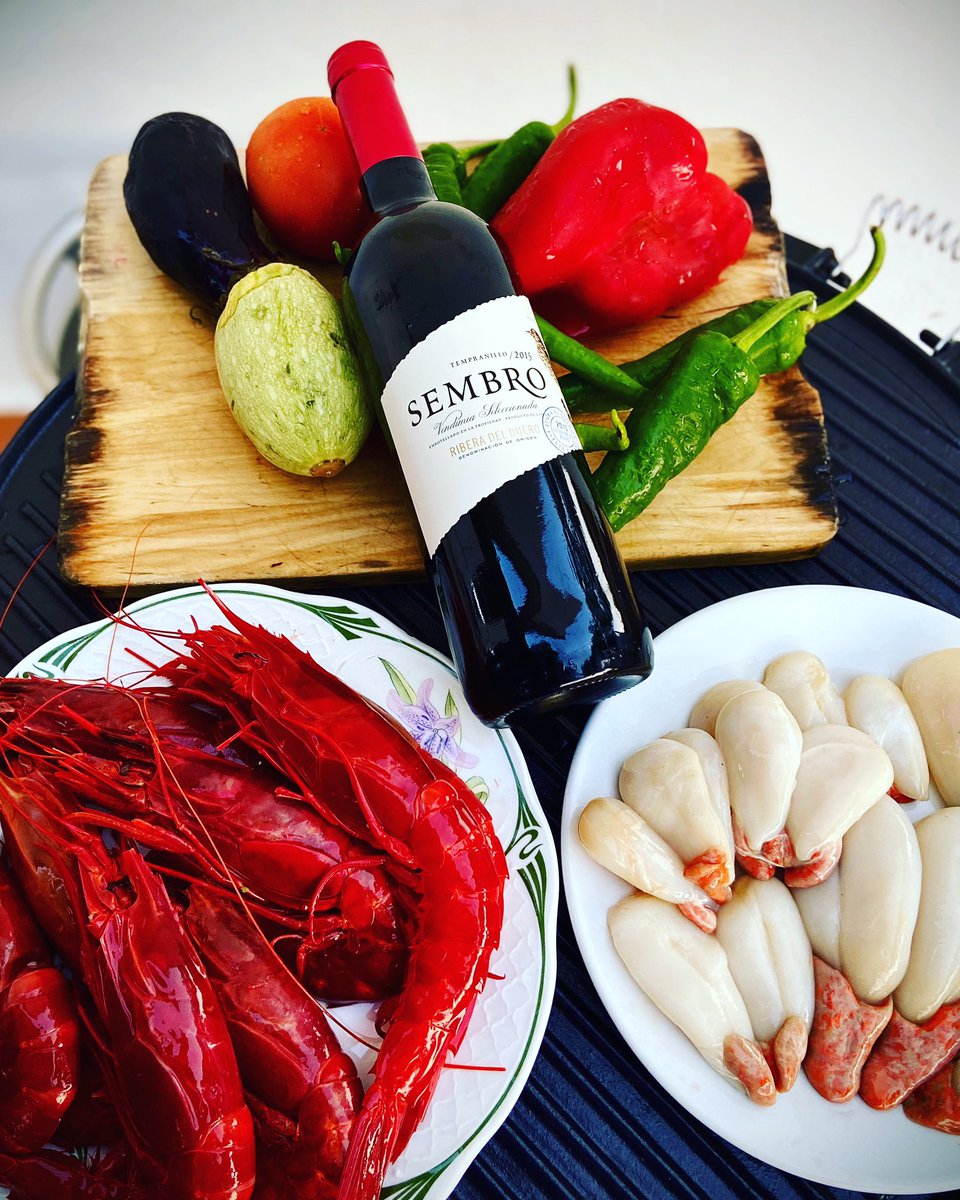 VinosIberian's tweet photo. Los domingos son para disfrutar con la famila y amigos, con maridajes atrevidos como esta parrillada de #Carabineros y #Sembro fresquito. #FelizDomingo 🍷🍷🍷 #vino #wine #RiberadelDuero 🦐🦐🥒🥒🥙🥙 https://t.co/UiVGNLb6Mo