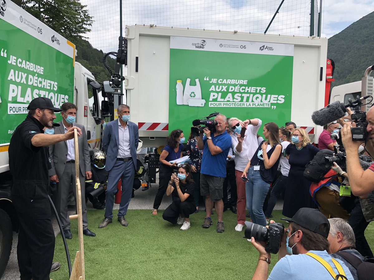 🚛 <a href="/SamuelLeBihan/">Samuel Le Bihan</a> <a href="/AEarthwake/">Association Earthwake</a> devant la presse à Puget-Théniers, avec <a href="/AlpesMaritimes/">alpesmaritimes</a> 

Des camions poubelles roulent aux déchets plastiques qu’ils collectent. Une  première mondiale #Earthwake !