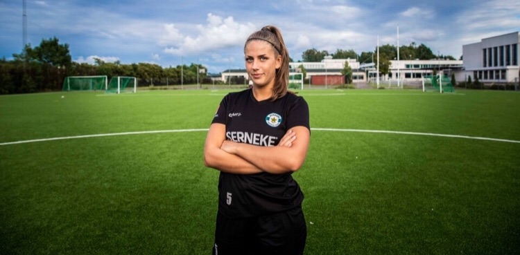 Hon är ordinarie i näst högsta serien men gick tills helt nyligen under vår radar. Nu har BT-sporten träffat 18-åriga Elsa Blomgren från Töllsjö. bt.se/sport/hon-ar-s…