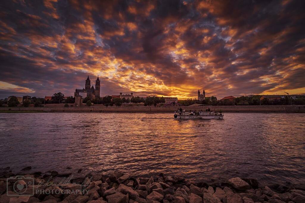 SchnuffiKnuffi's tweet photo. Sonntag ist Domtag ⛪️
#magdeburgerdom #fotografie #photography #hobbyfotografie #magdeburgerkind #magdeburg #wirsindmd #meinmagdeburg #foto_follower_loop #sunset #sonnenuntergang #sunsetlovers #unsermagdeburg #homeiswherethedomis #elbe #elbemagdeburg #e… https://t.co/ZxvpiSgnR7 https://t.co/wxSLmtSNob