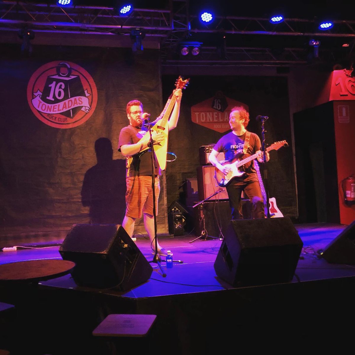 amantacomunica's tweet photo. El cicle #Viu #CapEstiuSenseMúsica de la Valencian Music Association (VAM!) es va tancar anit amb el concert de @tonidelhostal. El cantant de L’Alcúdia va repassar el repertori del seu primer disc, #Repom, en companyia del guitarrista Hèctor Tirado. https://t.co/GDgoJ0cg39