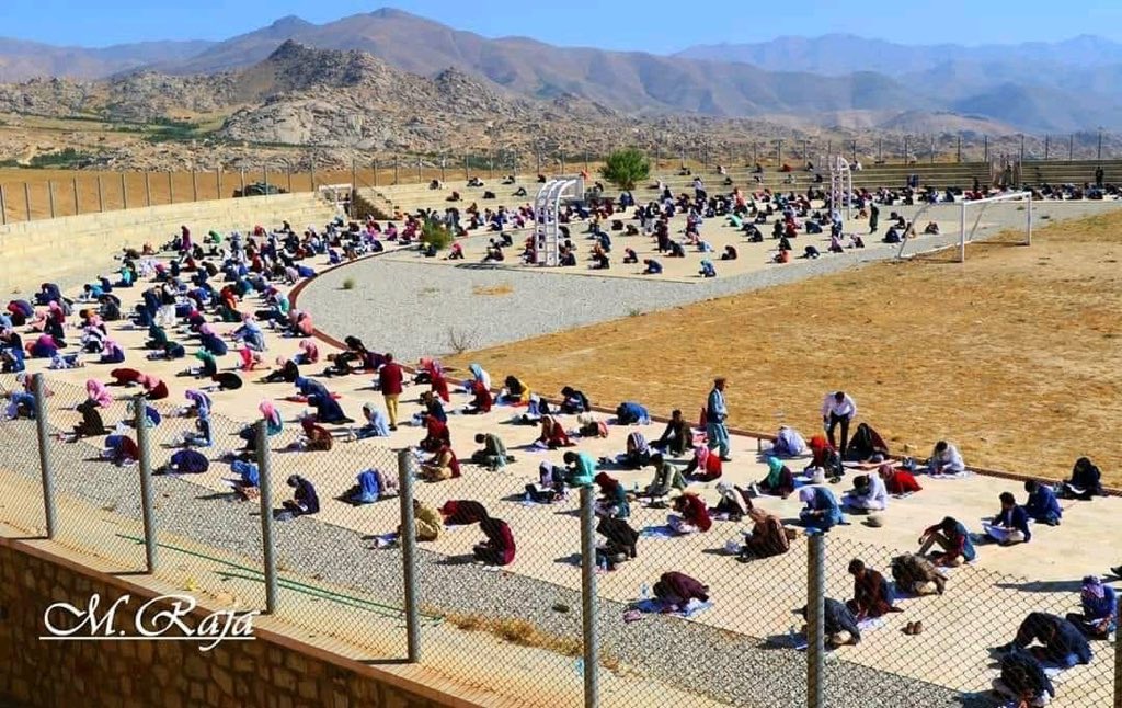 MSharif1990's tweet photo. This is the #Afghanistan that makes me hopeful for the future. Photos of young men and women taking university entrance exam in Daikundi province in central AF. https://t.co/jqNzigV0ey