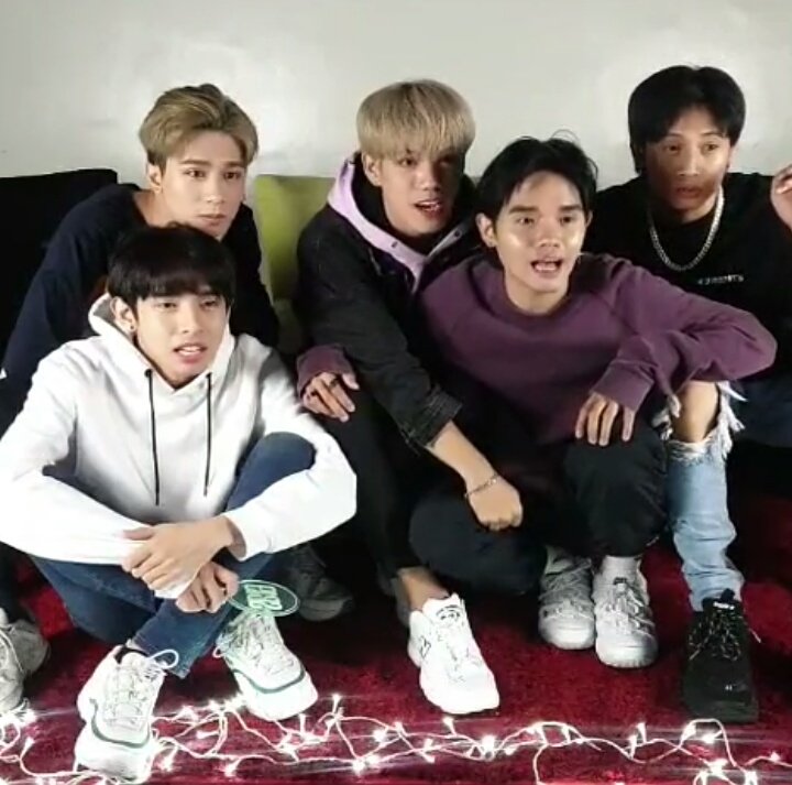 CornJustin_'s tweet photo. Ayan ata yung araw na ilalabas na nila yung GO UP sa spotify noon. Kabado pa sila nyan kasi last shot na nga yan diba. Sino ba naman mag aakala?  Mula sa 76 viewers noon. ngayon 9.7K na nag aabang. 

Ito yung glow up na naiiyak ako eh. Ang saya lang makita A'TINxSB19 ❤️❤️❤️ https://t.co/vqOuvoyaIb