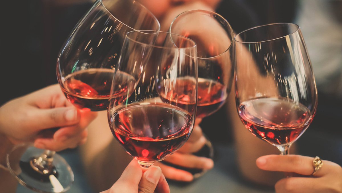 Facts_of__live's tweet photo. There are theories that medevil toasting was a way to avoid being poisoned. poisoning a foe’s drink was a convenient way to murder him, it was believed that if glasses were filled to the brim and then clinked hard, alcohol from each glass would pour into the other. #facts https://t.co/h8zULGhX9n