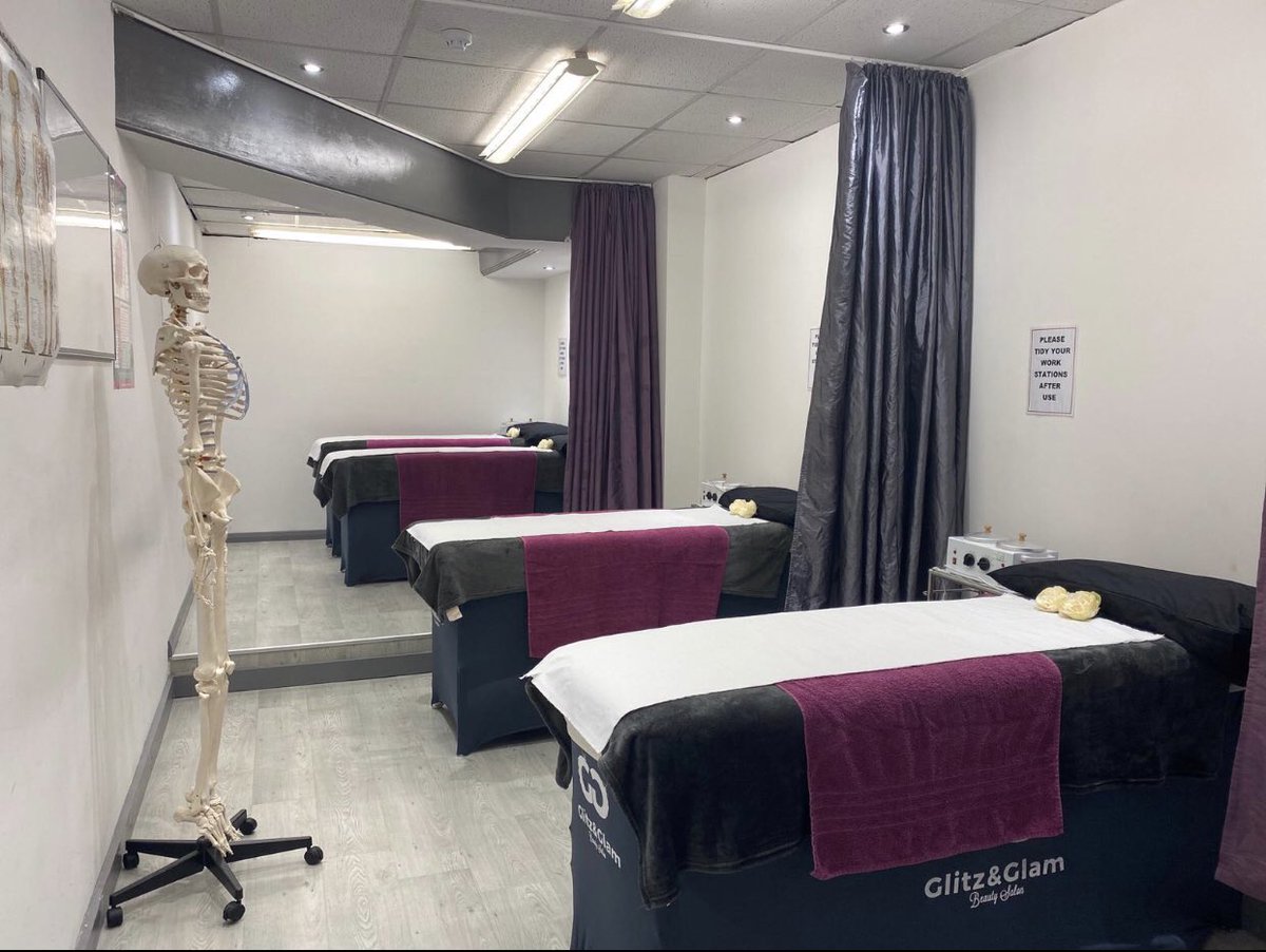 Gglamsalon's tweet image. Our training rooms all  deep cleaned and ready for  students to return to their practical classes.
If you want to enrol for a course in Nail tech, Massage, hairdressing or make up message us or drop us a call 01708732177  #courses #beautycourse #haircourse #free #romford #funding