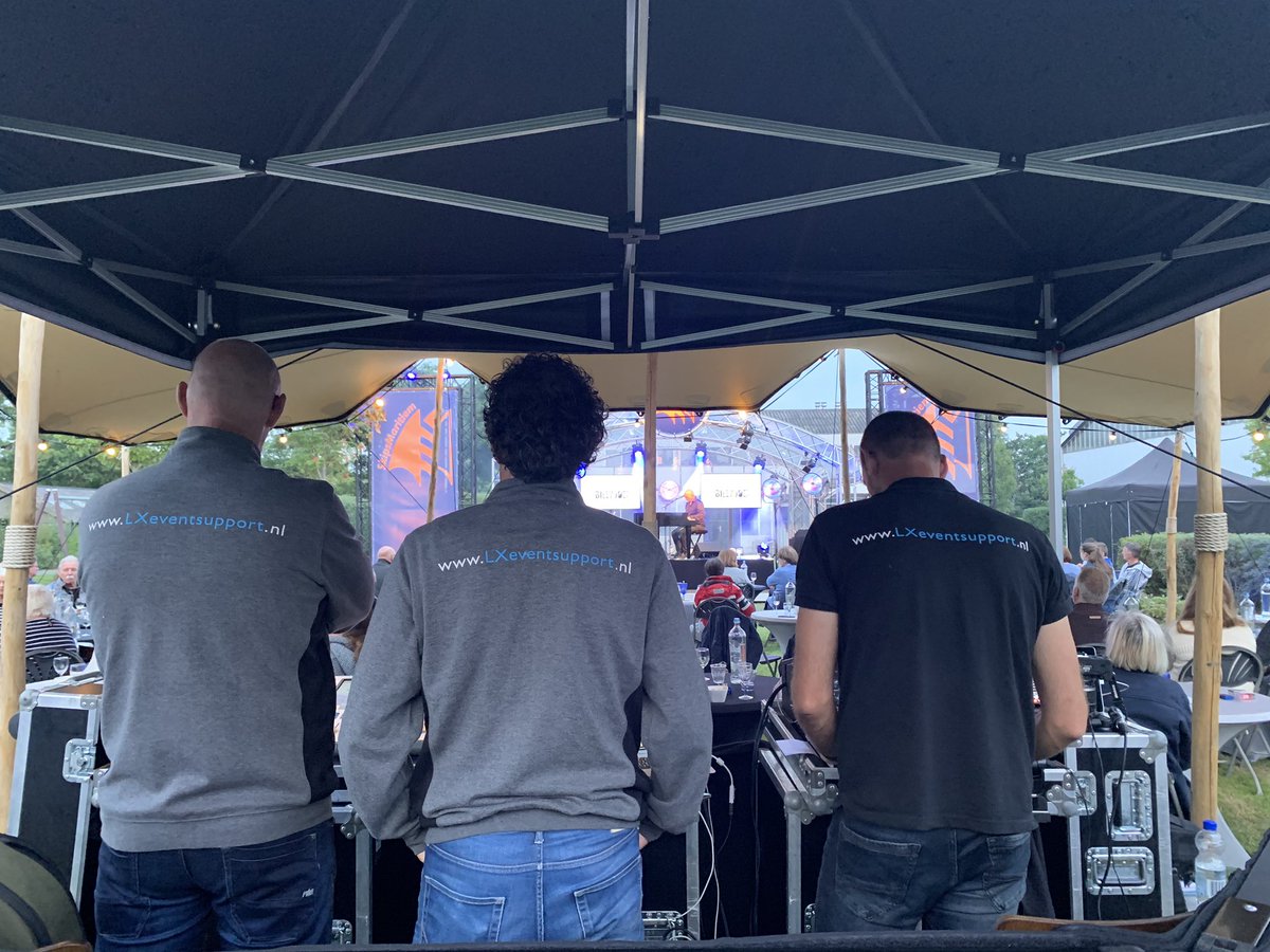 schrijvenopreis's tweet photo. Mooi feestje in de haven gisteren! Dank #skipsmaritiem @billyjoelexperi @LXeventsupport #hindeloopen #zomer2020 #zeilen #vakantie #opgepasteafstand https://t.co/yhCL3jQtkN