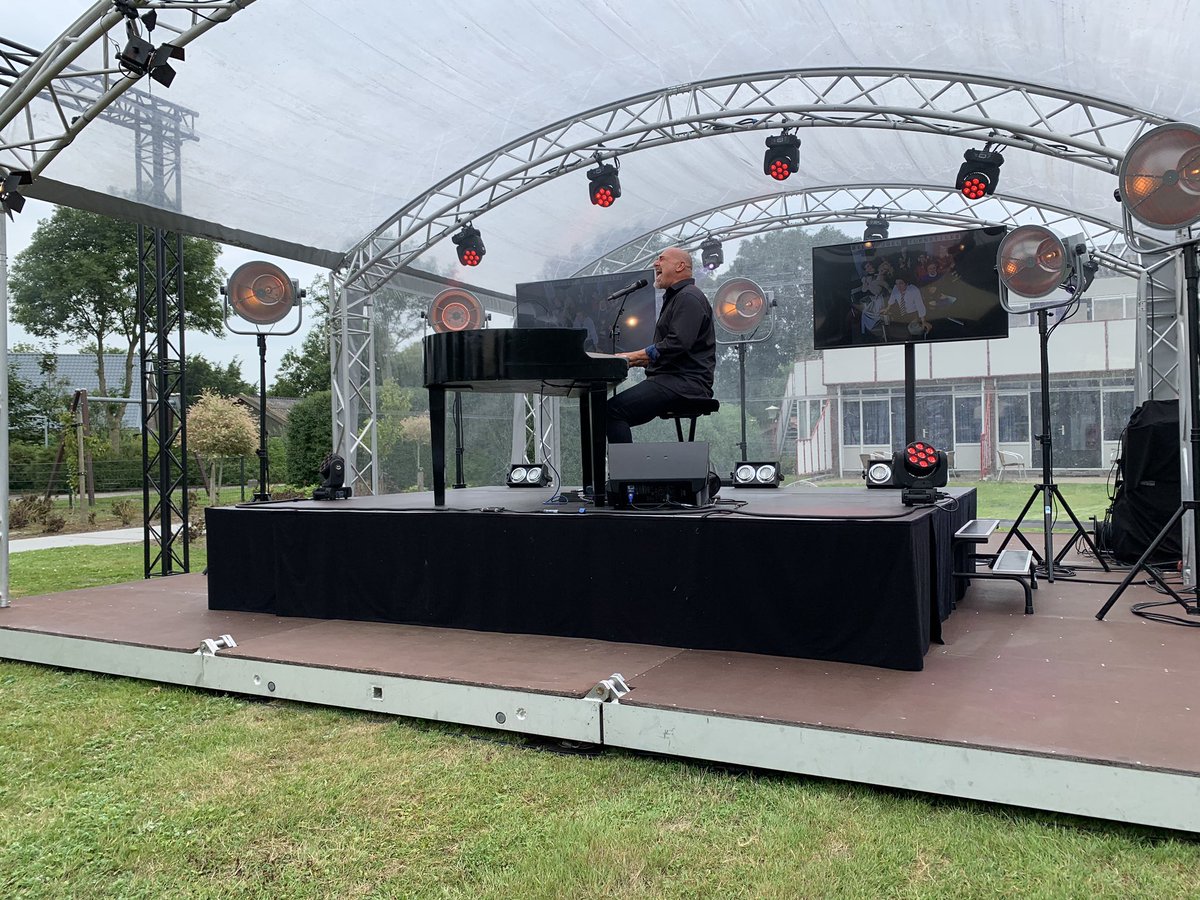 schrijvenopreis's tweet photo. Mooi feestje in de haven gisteren! Dank #skipsmaritiem @billyjoelexperi @LXeventsupport #hindeloopen #zomer2020 #zeilen #vakantie #opgepasteafstand https://t.co/yhCL3jQtkN