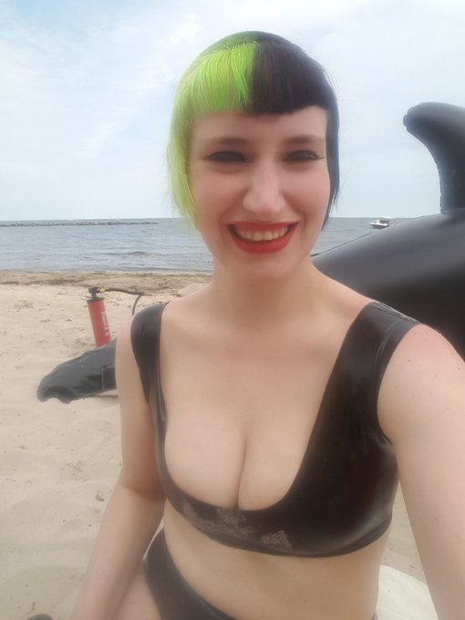We had a great day at the beach 🖤 so much happenend that i'm not able to tell in one post 😅 btw: the<a href="/tag/dessous"class="tags"><span>#dessous</span></a><a href="/tag/skingirl"class="tags"><span>#skingirl</span></a><a href="/tag/skinheadgirl"class="tags"><span>#skinheadgirl</span></a>