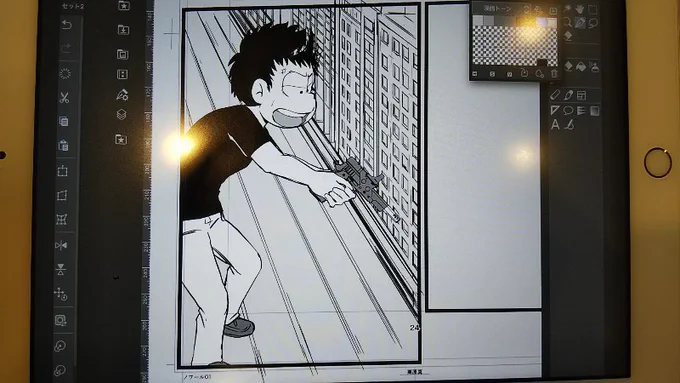 めっちゃ急ピッチで原稿描いてるけど、パース定規ってとっても便利ありがたい。なんとなくみれる背景ささっと描けるありがたい…ふぅ 