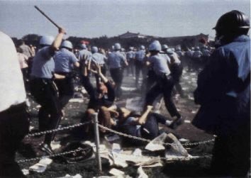 luisuck's tweet photo. Chicago Grant Park in 1968 vs 2020 #ChicagoProtests https://t.co/yOZSa7Awkj