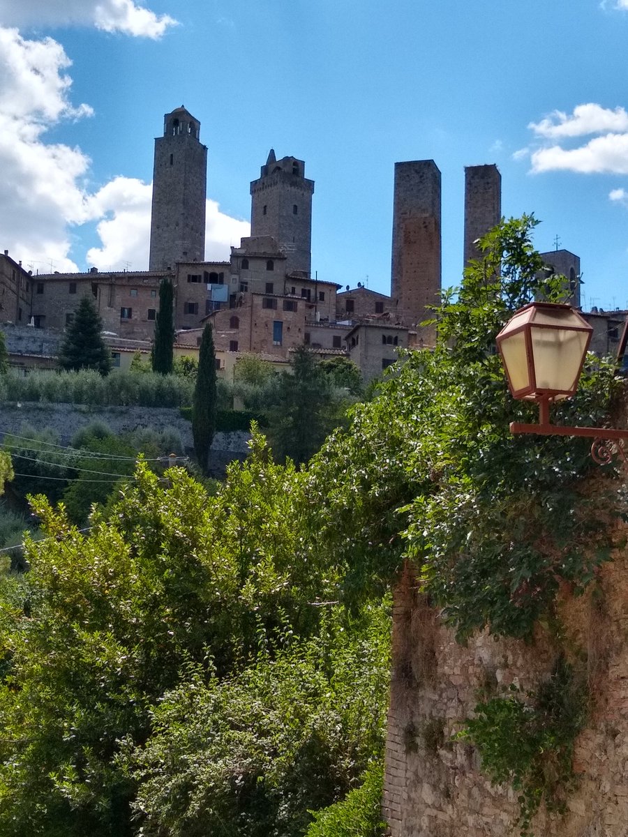 Splendida San Gimignano. Un po' troppo turistica, forse. Domani si inizia a camminare sul serio. Destinazione Monteriggioni #viafrancigena #viafrancigenatoscana