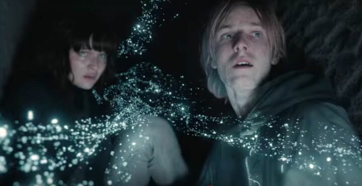 GiuliBertotto1's tweet image. Prima di dissiparsi Martha chiede a Jonas se resteranno solo un sogno.Nell’induismo Līlā è il sogno della divinità da cui origina il cosmo,proiezione materica della sua vita onirica e relativo dissolvimento.
#Dark3 atmosfere gotiche,insegnamenti orientali,romanticismo occidentale