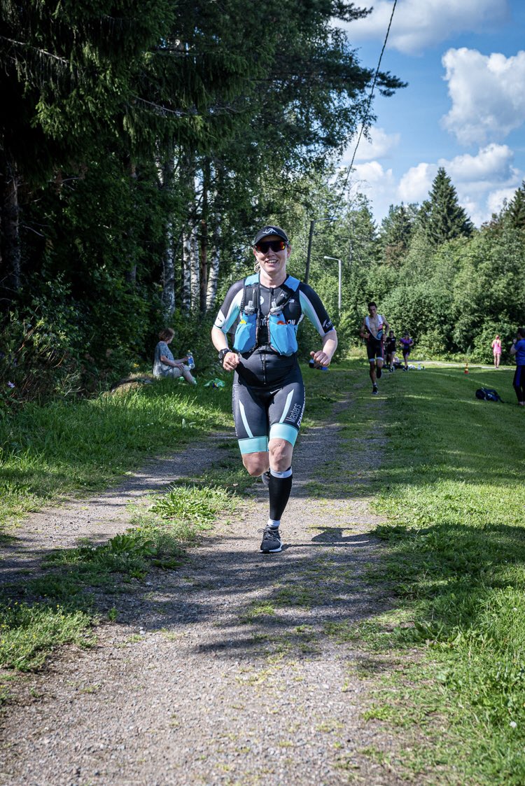 Kyllä on taas @villekaskivirta hienosti onnistunut ikuistamaan näihin kuviin Joroisten maagisen ilmapiirin 🤩 Lisää kuvia osoitteessa kaskivirta.com/finntriathlon-…
#parastapaikanpäällä #swimbikerun <a href="/Finntriathlon/">Finntriathlon</a> #suurjoroinen #dowhatmakesyouhappy #yhteisöunelmille