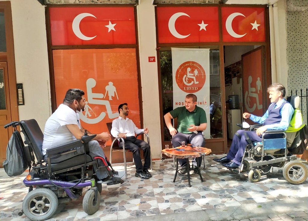 Değerli Kardeşlerim ile sohbet ve muhabbet başka güzel..

Engelli olmak, hayatı yaşamaya engel değildir.

Mevlam birliğimizi daim eylesin..